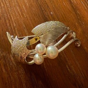 Vintage brooch - sterling with pearls
